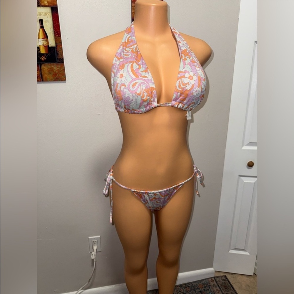 SOLD-Hollister bikini 2 piece size top XL, bottom M in excellent condition - Picture 1 of 9